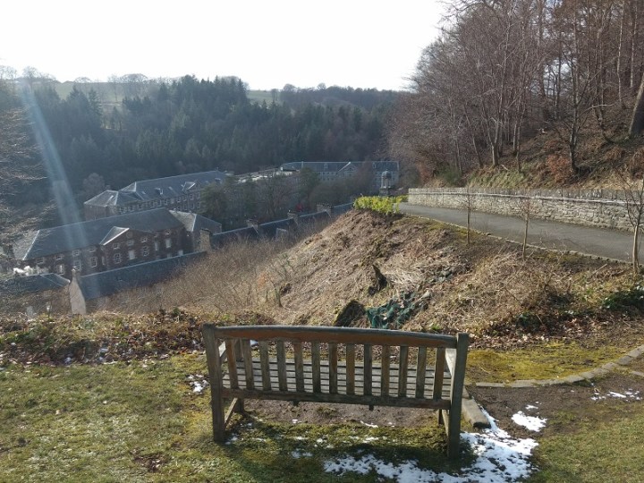 New Lanark aparece lá embaixo a margem do rio Clyde