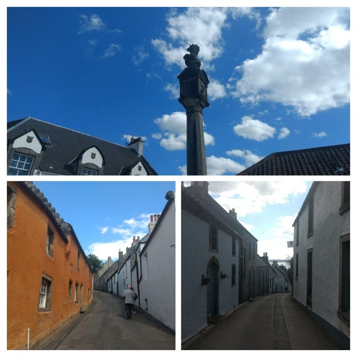 Mercat Cross com o unicórnio, animal-símbolo da Escócia; e as construções típicas da vila